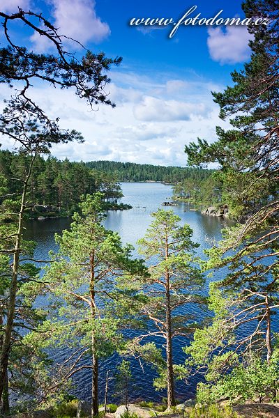 Jezero Stora Trehörningen v národním parku Tiveden, Švédsko