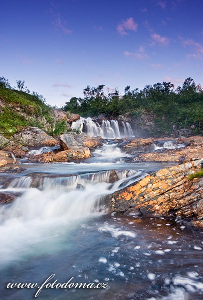 Řeka Tverrelva s vodopádem pod jezerem Litlklepptjørna, Národní park Skarvan og Roltdalen, Norsko