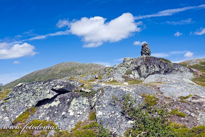 Kamenná mohylka nad jezerem Litlklepptjørna, Národní park Skarvan og Roltdalen, Norsko