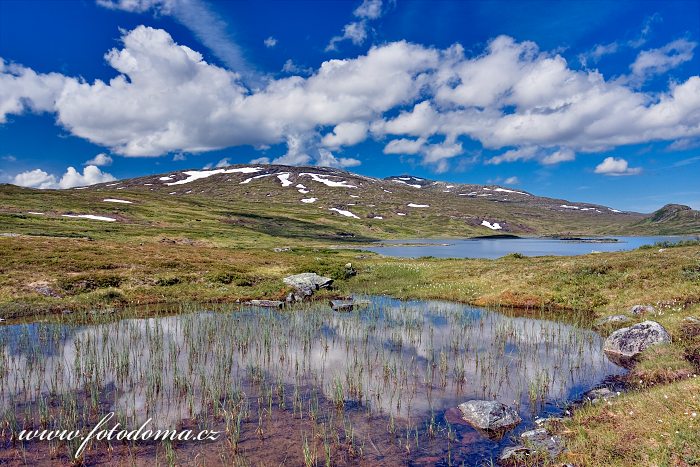 Fotka Krajina s jezerem Klepptjørna, Národní park Skarvan og Roltdalen, Norsko