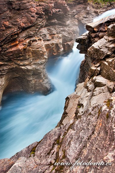 Fotka Skalní labyrinty vodopádů Formofossen na řece Luru, Norsko