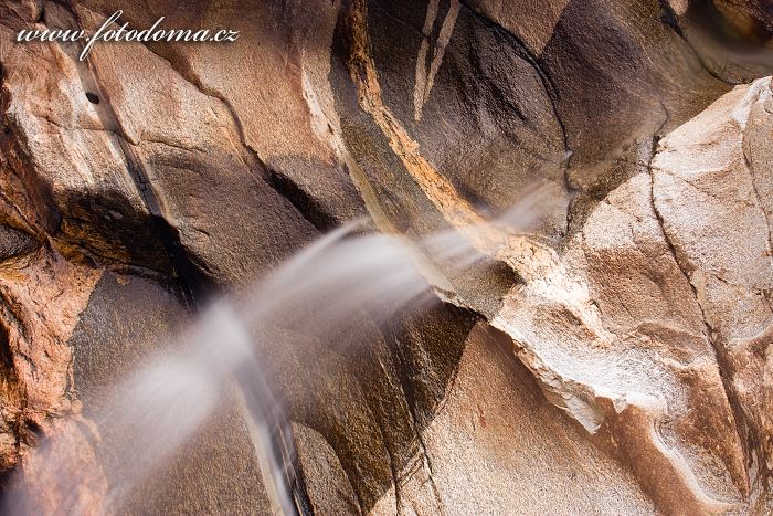 Fotka Skalní labyrinty vodopádů Formofossen na řece Luru, Norsko