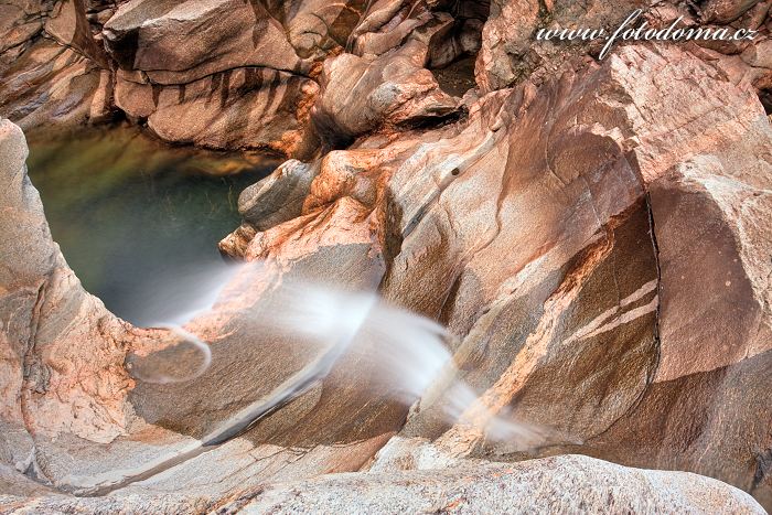 Fotka Skalní labyrinty vodopádů Formofossen na řece Luru, Norsko