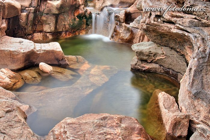 Fotka Skalní labyrinty vodopádů Formofossen na řece Luru, Norsko