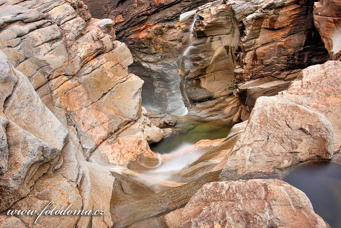 Fotka Skalní labyrinty vodopádů Formofossen na řece Luru, Norsko