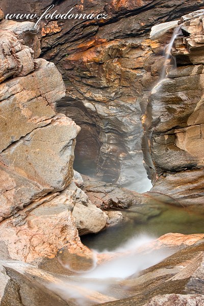 Fotka Skalní labyrinty vodopádů Formofossen na řece Luru, Norsko