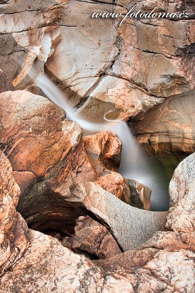 Fotka Skalní labyrinty vodopádů Formofossen na řece Luru, Norsko