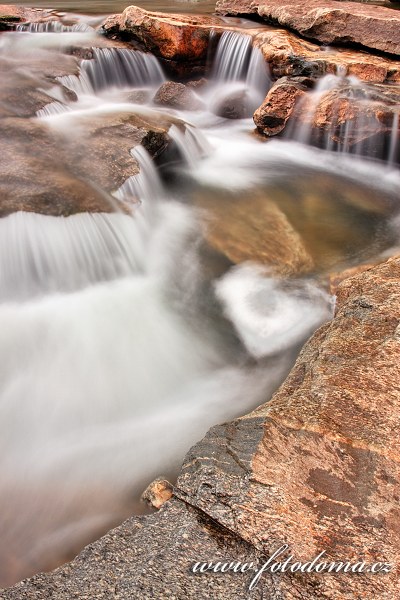 Fotka Peřeje řeky Luru v blízkosti vodopádů Formofossen, Norsko