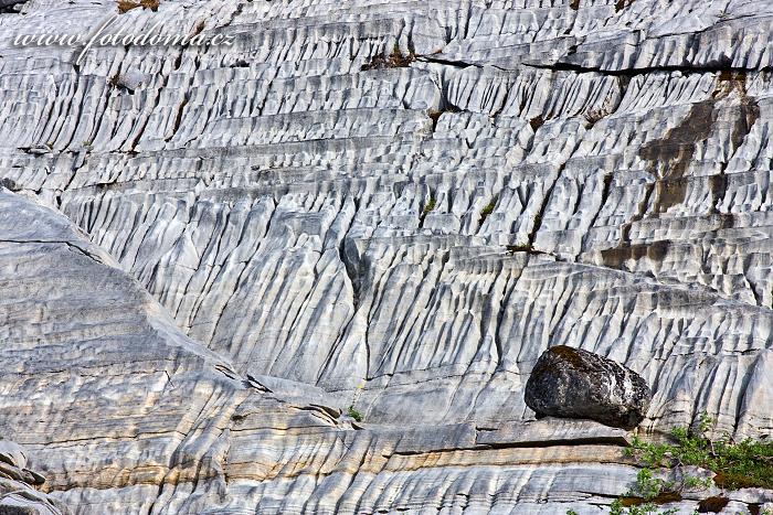 Skalní stěna údolí Glomdalen, NP Saltfjellet-Svartisen, Norsko