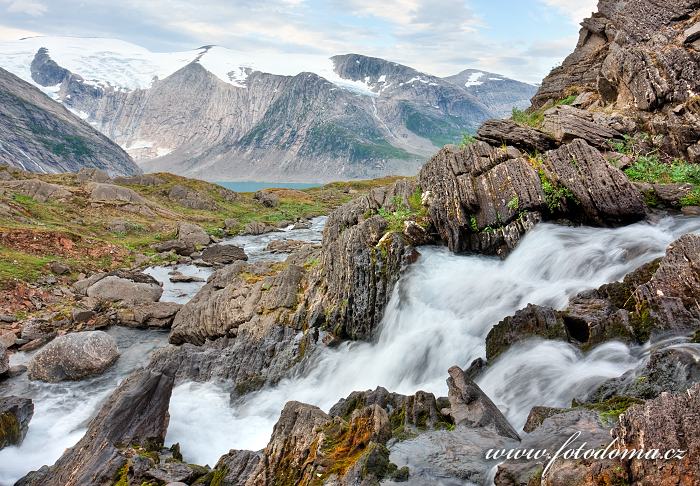 Peřeje v údolí Glomdalen s horou Snøtinden a jezerem Bjørnefossvatnet, Národní park Saltfjellet-Svartisen, kraj Nordland, Norsko