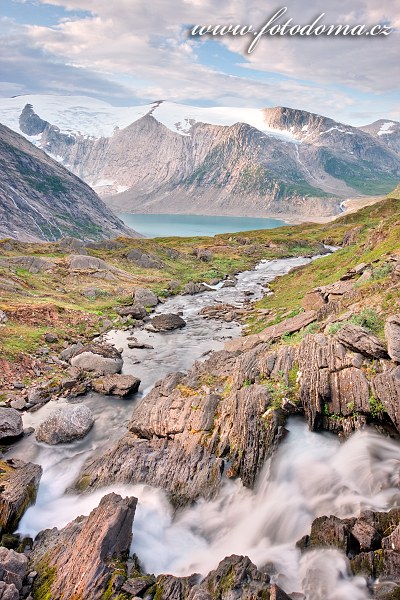 Peřeje v údolí Glomdalen s horou Snøtinden a jezerem Bjørnefossvatnet, Národní park Saltfjellet-Svartisen, kraj Nordland, Norsko