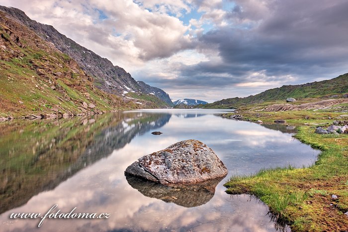 Jezero Øvre Pikhaugvatnet leží na polárním kruhu, Národní park Saltfjellet-Svartisen, kraj Nordland, Norsko