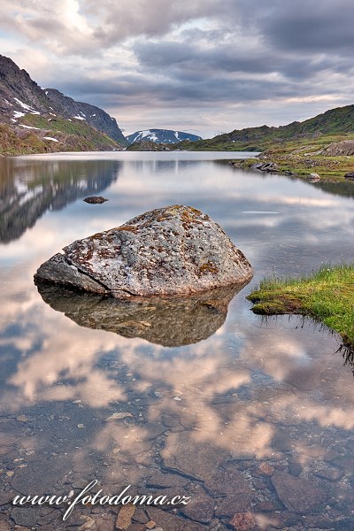 Jezero Øvre Pikhaugvatnet leží na polárním kruhu, Národní park Saltfjellet-Svartisen, kraj Nordland, Norsko