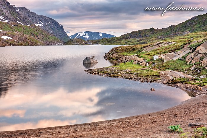 Jezero Øvre Pikhaugvatnet leží na polárním kruhu, Národní park Saltfjellet-Svartisen, kraj Nordland, Norsko