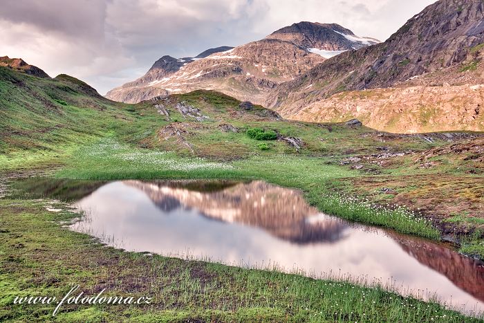 Jezírko v údolí Glomdalen, Národní park Saltfjellet-Svartisen, kraj Nordland, Norsko