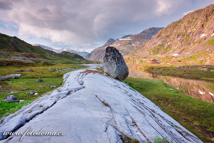 Jezero Øvre Pikhaugvatnet a ledovcová cesta v údolí Glomdalen. Národní park Saltfjellet-Svartisen, Norsko