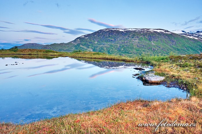 Jezírko v údolí Blakkådal. Národní park Saltfjellet-Svartisen, kraj Nordland, Norsko