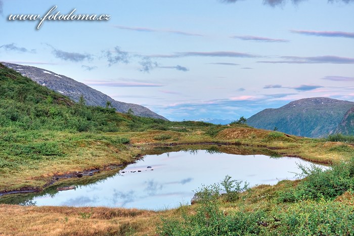 Jezírko v údolí Blakkådal. Národní park Saltfjellet-Svartisen, kraj Nordland, Norsko