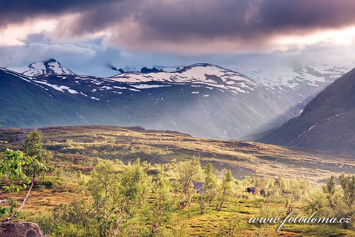 Údolí Bjellåga s chatou Blakkådalshytta. Národní park Saltfjellet-Svartisen, kraj Nordland, Norsko