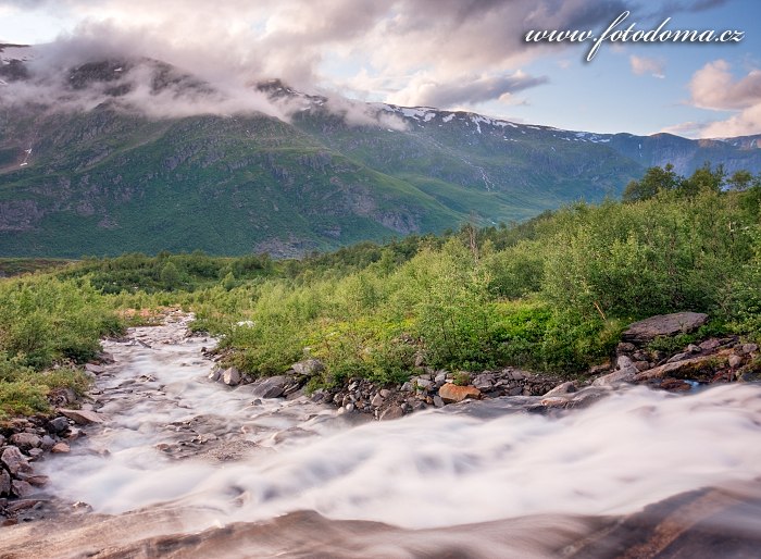 Horská bystřina v údolí Blakkådal. Národní park Saltfjellet-Svartisen, kraj Nordland, Norsko