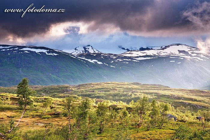 Údolí Bjellåga s chatou Blakkådalshytta. Národní park Saltfjellet-Svartisen, kraj Nordland, Norsko