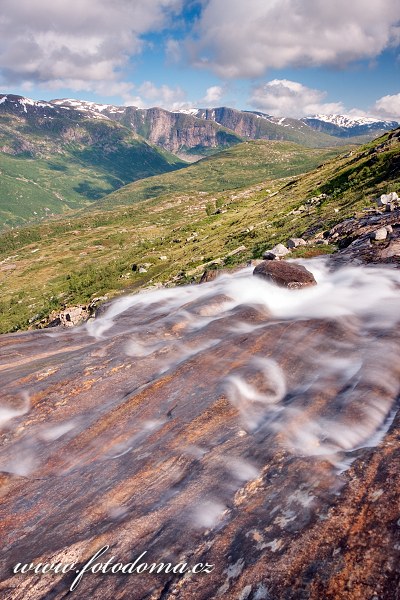 Bystřina v údolí Blakkådal. Národní park Saltfjellet-Svartisen, kraj Nordland, Norsko