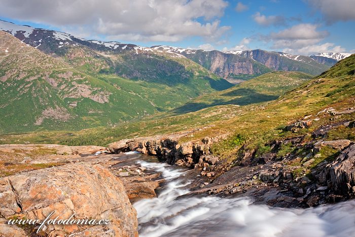 Bystřina v údolí Blakkådal. Národní park Saltfjellet-Svartisen, kraj Nordland, Norsko