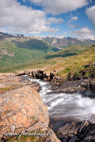 Bystřina v údolí Blakkådal. Národní park Saltfjellet-Svartisen, kraj Nordland, Norsko