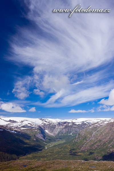 Údolí Bjellåga s ledovcem Lappbreen. Národní park Saltfjellet-Svartisen, kraj Nordland, Norsko