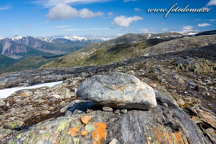 Krajina kolem jezera Røvassvatnan. Národní park Saltfjellet-Svartisen, kraj Nordland, Norsko
