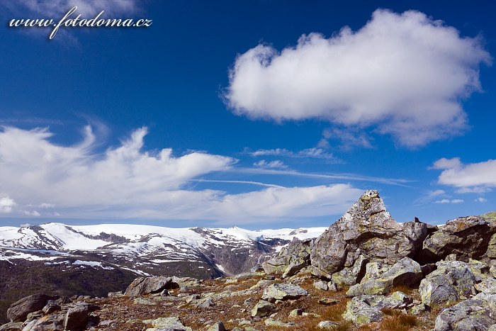 Hory s ledovcem Lappbreen, pohled od jezera Røvassvatnan. Národní park Saltfjellet-Svartisen, kraj Nordland, Norsko