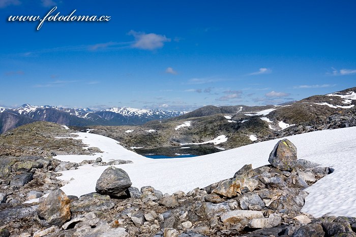 Krajina kolem jezera Røvassvatnan. Národní park Saltfjellet-Svartisen, kraj Nordland, Norsko