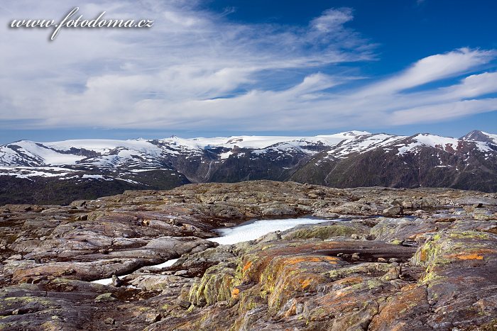 Hory s ledovcem Lappbreen, pohled od jezera Røvassvatnan. Národní park Saltfjellet-Svartisen, kraj Nordland, Norsko