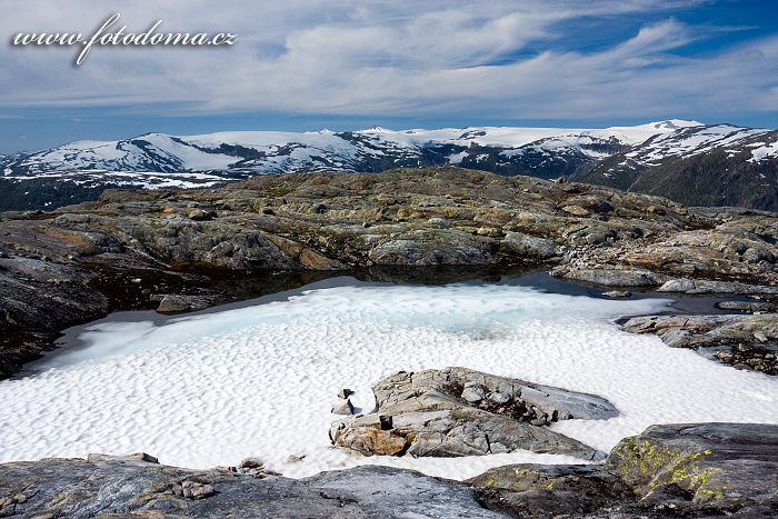 Hory s ledovcem Lappbreen, pohled od jezera Røvassvatnan. Národní park Saltfjellet-Svartisen, kraj Nordland, Norsko