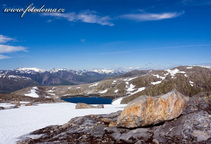 Jezero Røvassvatnan. Národní park Saltfjellet-Svartisen, kraj Nordland, Norsko