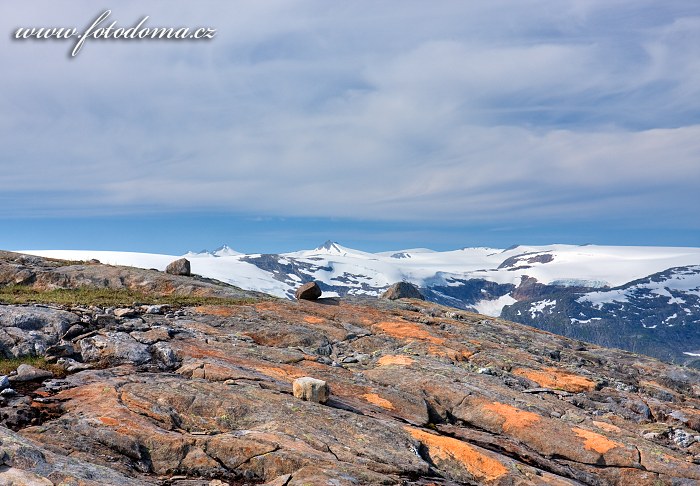 Hory s ledovcem Lappbreen, pohled od jezera Røvassvatnan. Národní park Saltfjellet-Svartisen, kraj Nordland, Norsko