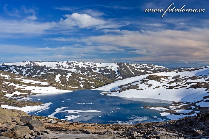 Jezero Røvassvatnan. Národní park Saltfjellet-Svartisen, kraj Nordland, Norsko