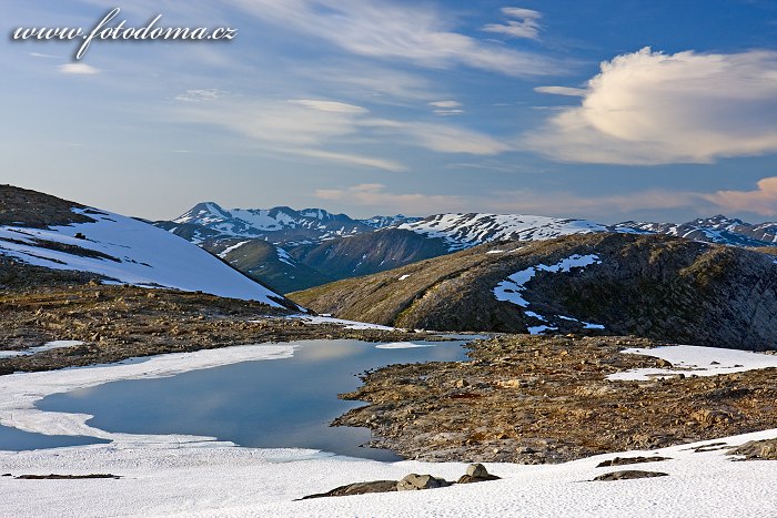 Krajina kolem jezera Røvassvatnan. Národní park Saltfjellet-Svartisen, kraj Nordland, Norsko
