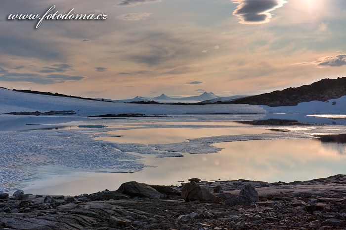 Krajina kolem jezera Røvassvatnan. Národní park Saltfjellet-Svartisen, kraj Nordland, Norsko