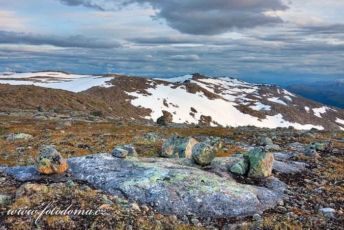 Hory kolem údolí Litlstormdalen. Národní park Saltfjellet-Svartisen, kraj Nordland, Norsko