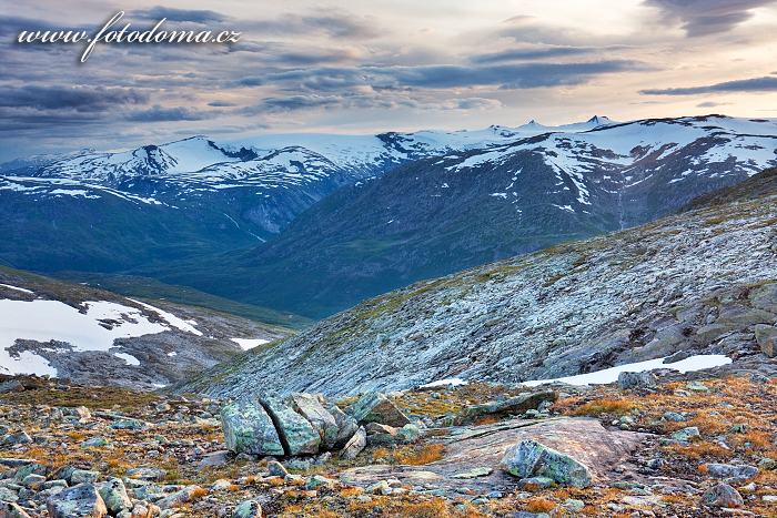 Údolí Blakkådal a ledovec Lappbreen. Národní park Saltfjellet-Svartisen, kraj Nordland, Norsko