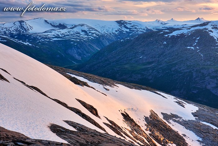 Údolí Blakkådal a ledovec Lappbreen. Národní park Saltfjellet-Svartisen, kraj Nordland, Norsko