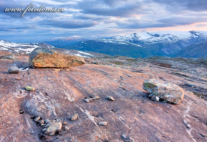 Krajina kolem údolí Blakkådal. Národní park Saltfjellet-Svartisen, kraj Nordland, Norsko