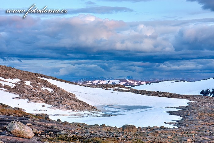 Jezírko poblíž jezera Røvassvatnan. Národní park Saltfjellet-Svartisen, kraj Nordland, Norsko