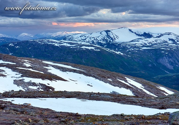 Hory kolem údolí Blakkådal a ledovec Lappbreen. Národní park Saltfjellet-Svartisen, kraj Nordland, Norsko