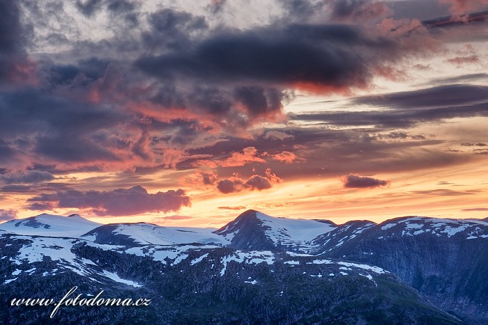 Hory kolem údolí Blakkådal. Národní park Saltfjellet-Svartisen, kraj Nordland, Norsko