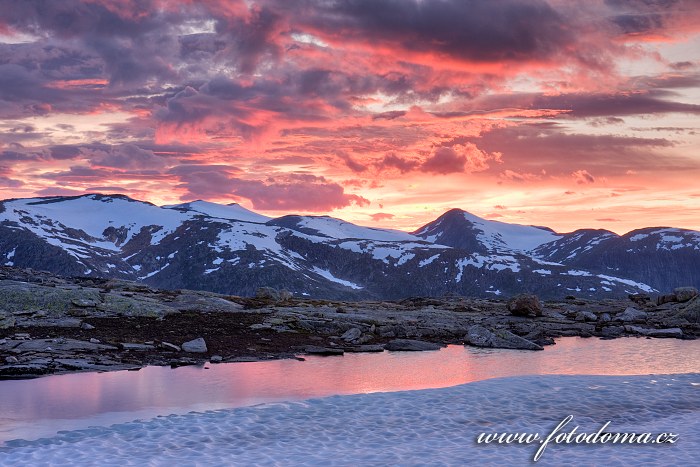 Hory kolem údolí Blakkådal. Národní park Saltfjellet-Svartisen, kraj Nordland, Norsko