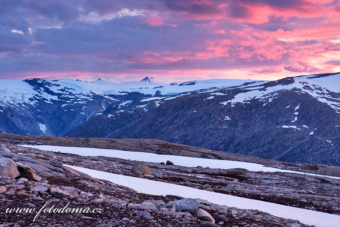 Hory kolem údolí Blakkådal a ledovec Lappbreen. Národní park Saltfjellet-Svartisen, kraj Nordland, Norsko