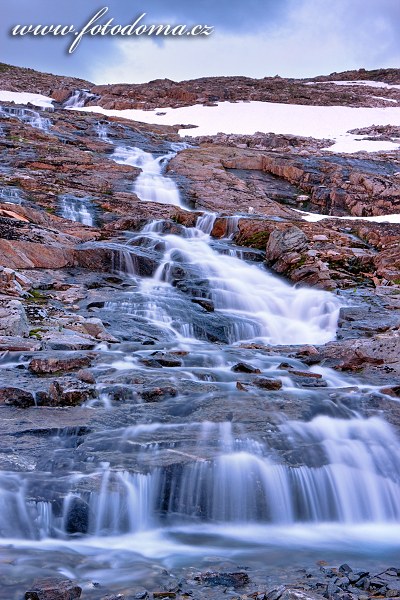 Horská bystřina v údolí Blakkådal. Národní park Saltfjellet-Svartisen, kraj Nordland, Norsko