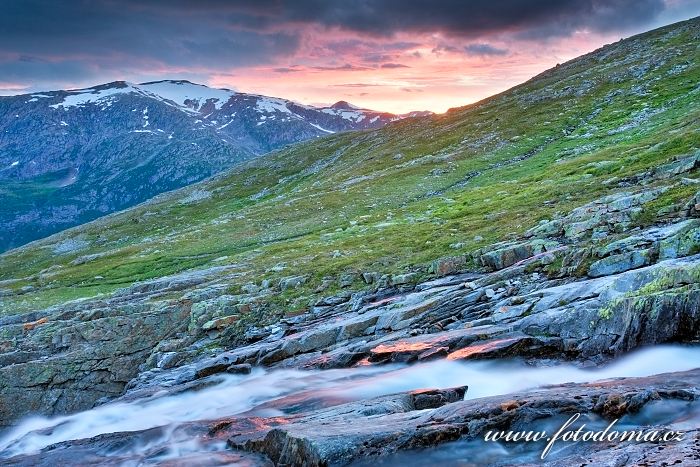 Horská bystřina v údolí Blakkådal. Národní park Saltfjellet-Svartisen, kraj Nordland, Norsko